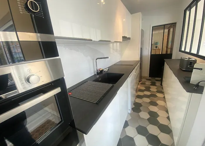 T3 Renove Face Avec Terrasse Et Parking Securise - - Fr-1-374-224 *